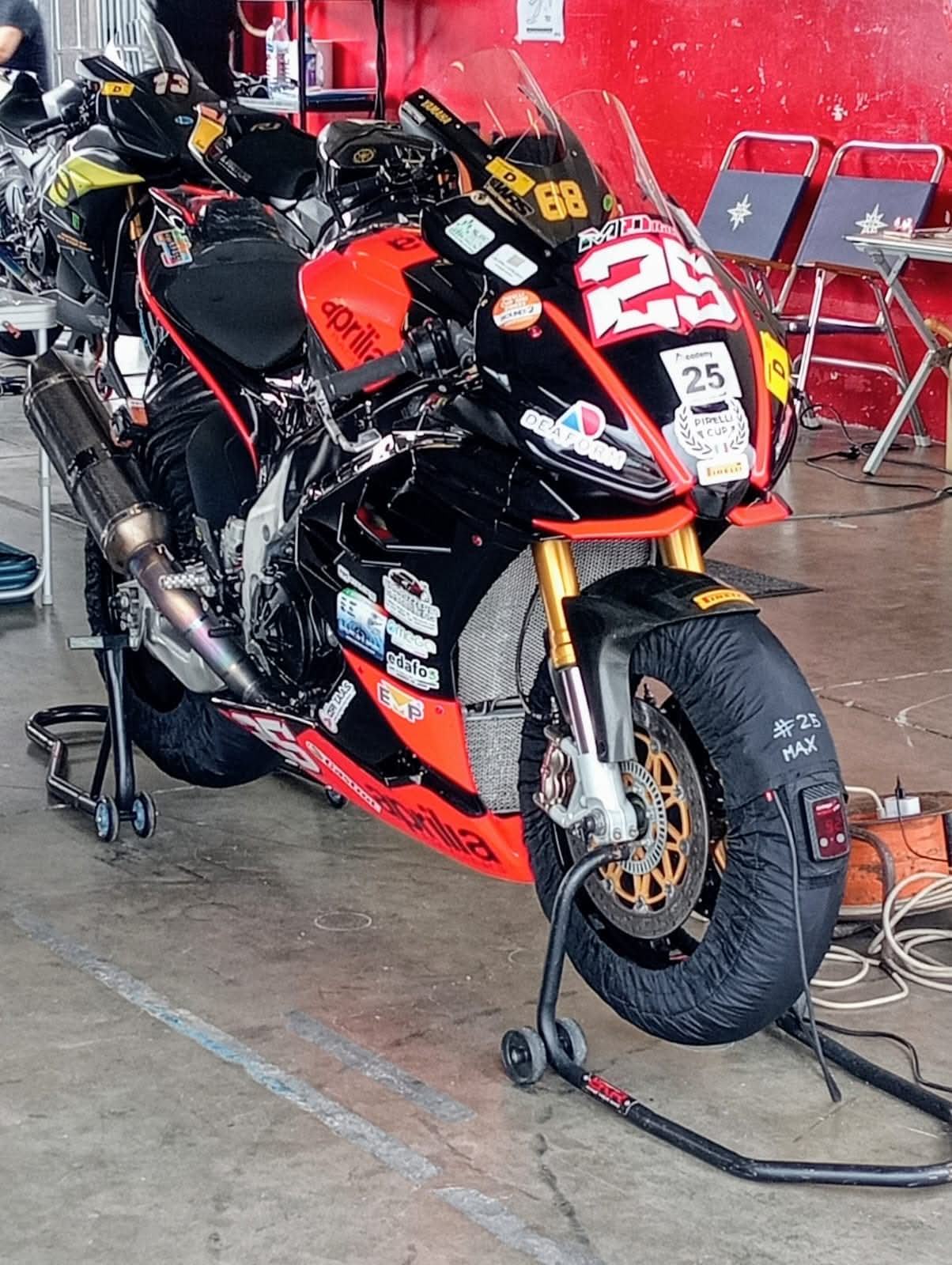 La moto #25 nel box