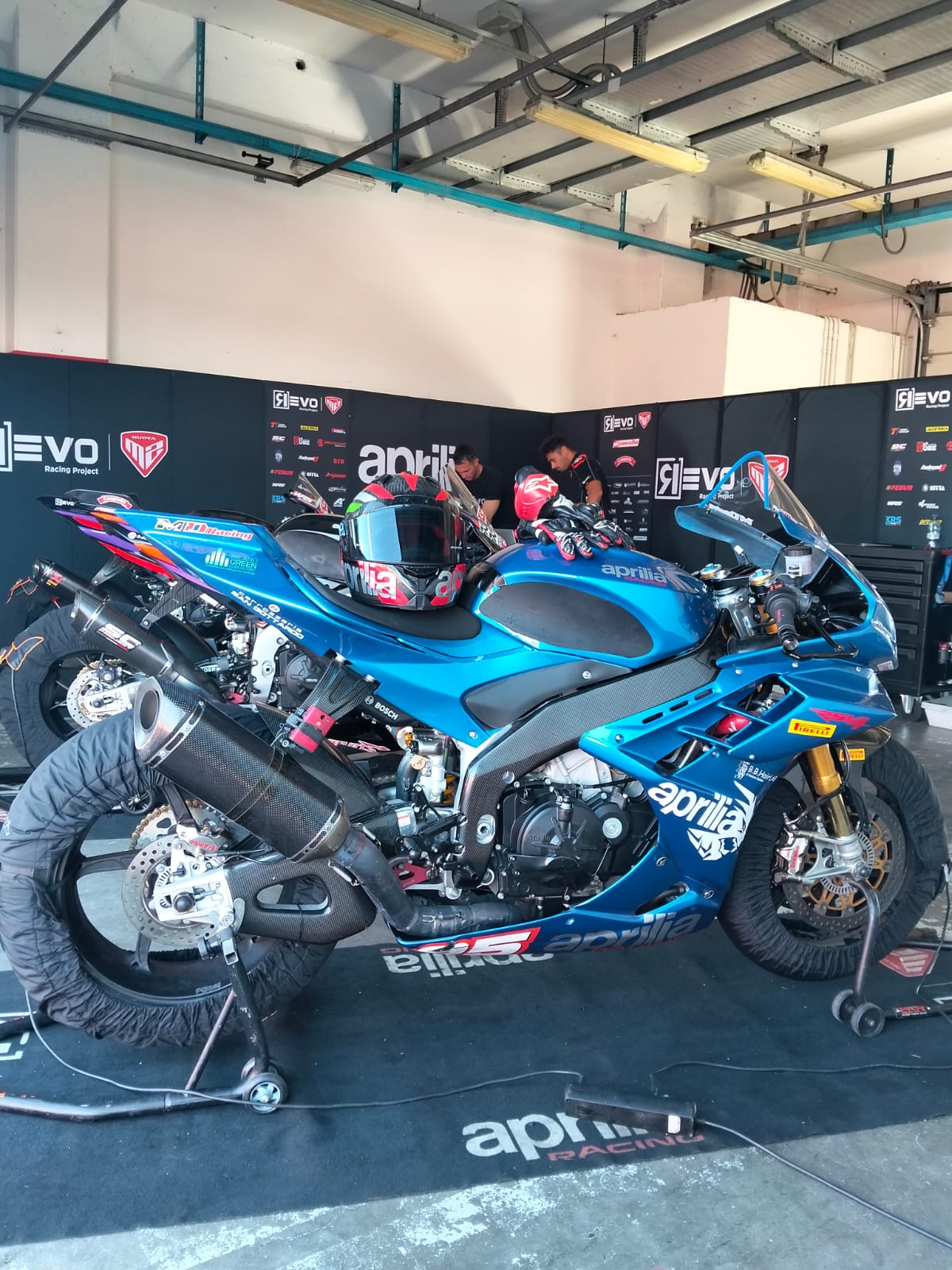 La moto #25 pronta nel box