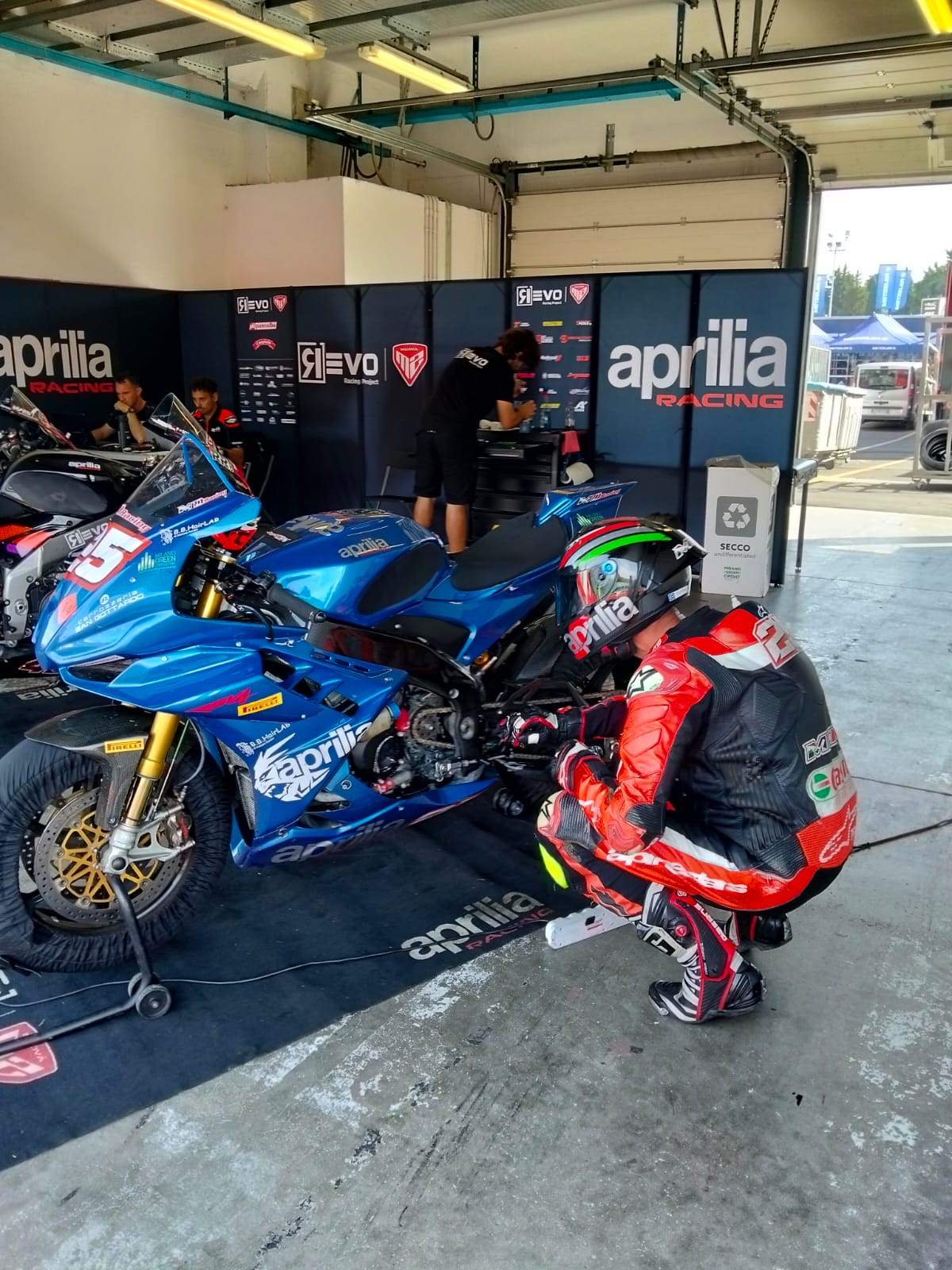 Max prepara la moto