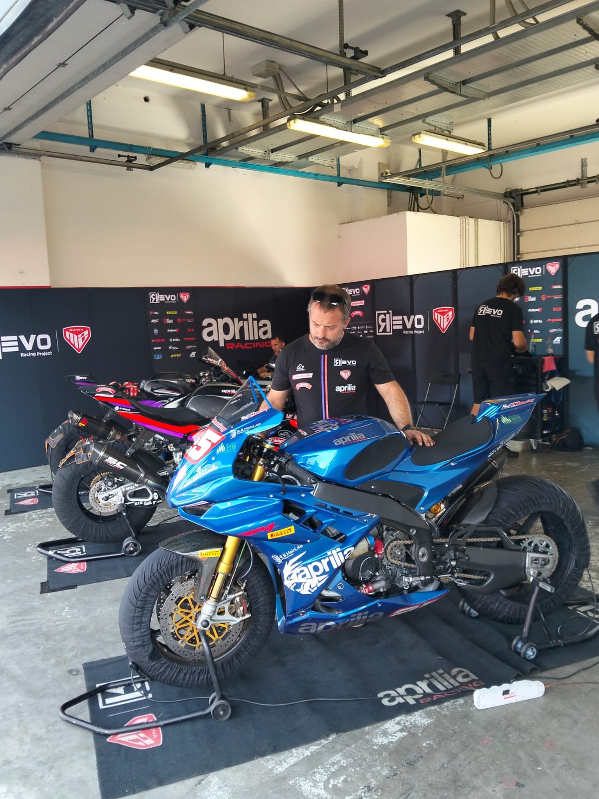 Il team al lavoro nel box