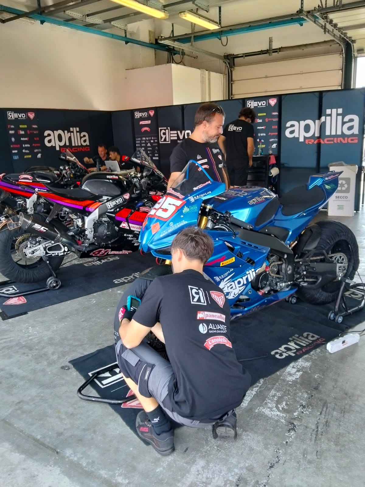 Meccanici al lavoro sulla #25