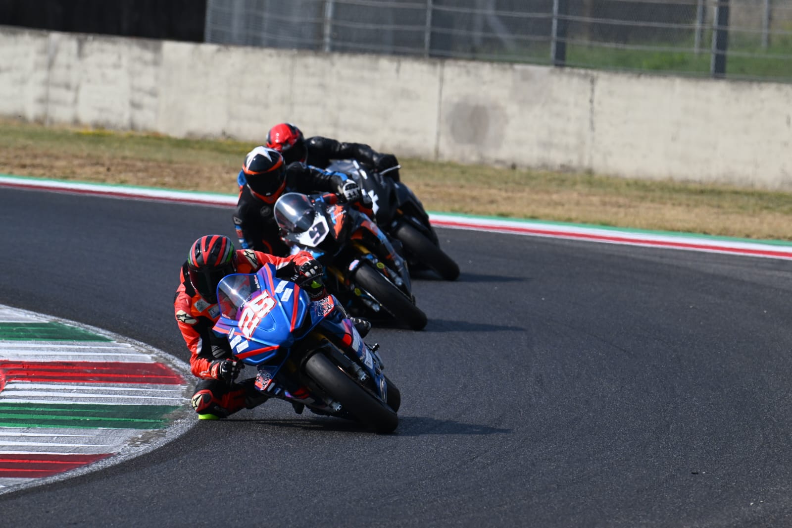 In pista, curva in gruppo