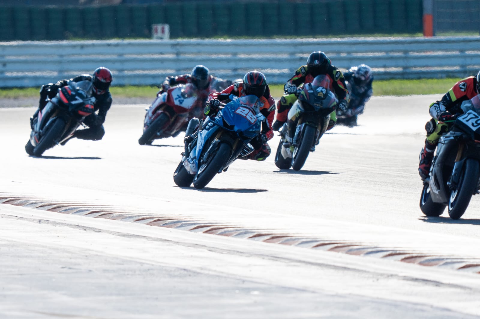 In gruppo in pista